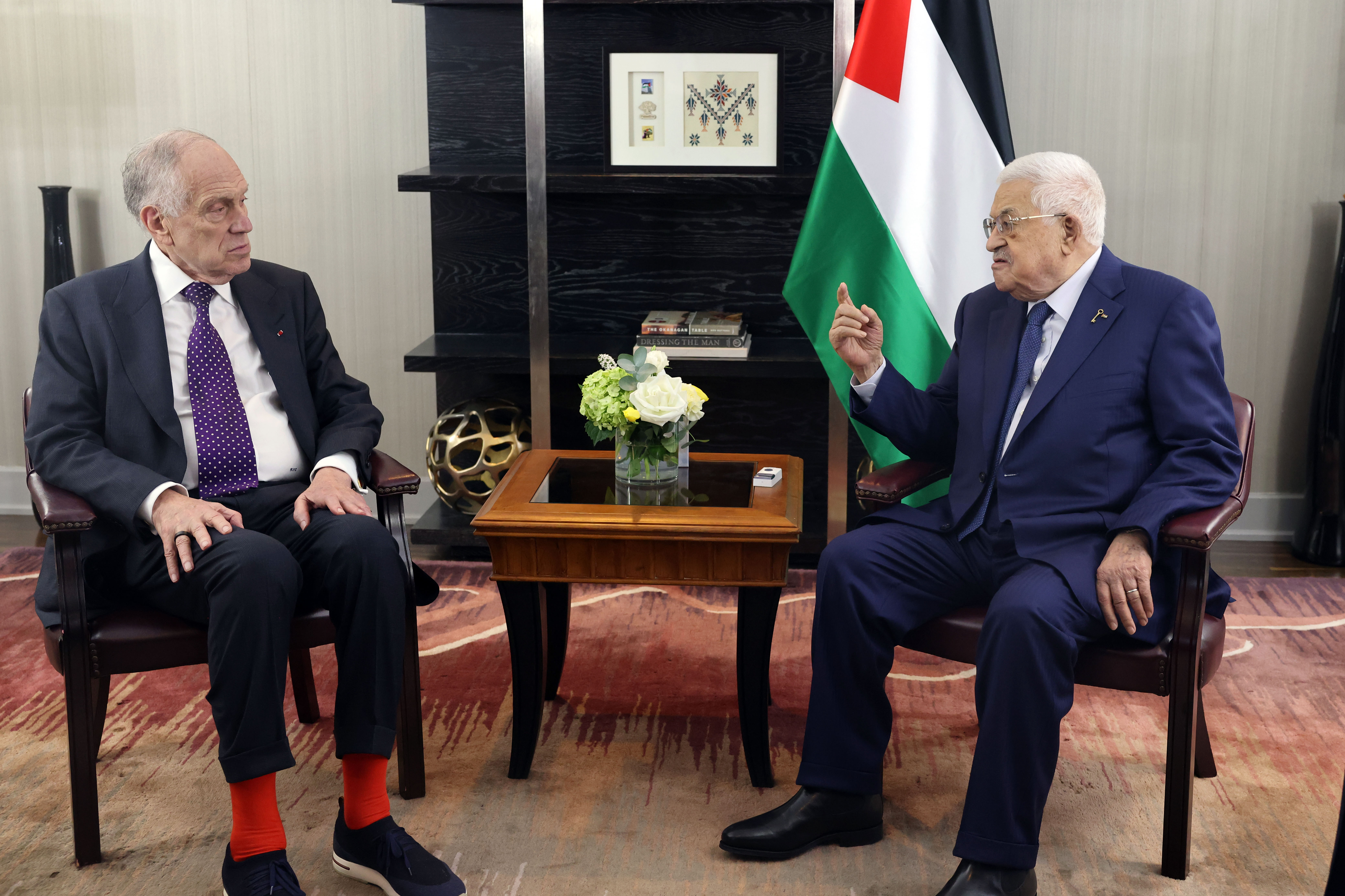 الرئيس محمود عباس خلال لقائه رئيس المؤتمر اليهودي العالمي رونالد لاودر (تصوير: ثائر غنايم)